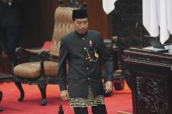 Potret Presiden Jokowi Pakai Baju Adat Betawi