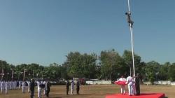 Aksi Heroik Anggota Satpol PP Lamongan di HUT RI, Panjat Tiang Bendera Pasang Kait Terlepas<