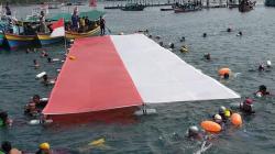 Hebat! Perenang Lampung Pecahkan Rekor Dunia Bawa Bendera Merah Putih Sejauh 8,3 Km di Laut<