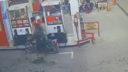 Pria Berjaket Loreng Aniaya Operator SPBU di Grobogan Terekam CCTV