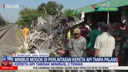 Detik-Detik Kereta Api Tabrak Minibus, 2 Orang Tewas