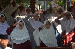 Potret Semangat Santri Lansia di Semarang Ikuti Upacara HUT Ke-79 RI