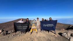 Luminor Hotel Purwokerto Kibarkan Bendera Merah Putih di Puncak Gunung Slamet<
