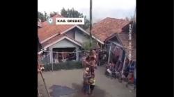 Detik-Detik Petaka Panjat Pinang di Brebes, Pria Tewas Jatuh lalu Tertimpa Rekannya