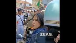Viral Pemotor Perempuan Terobos Rombongan Karnaval Berujung Adu Mulut, Netizen Terbelah