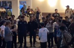 Peringatan Darurat Indonesia, Aktivis Jogja Turunkan Bendera Setengah Tiang<