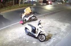 Pemotor Viral Tabrak Pemulung di Makassar Ditangkap, Ngaku Mabuk sambil Main HP<