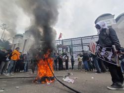 Massa Tolak RUU Pilkada Bakar Atribut hingga Panjat Gerbang DPR Panggil Wakil Rakyat