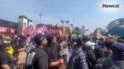 Massa Demo Tolak RUU Pilkada Mulai Kepung Gedung DPR