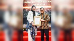 Stafsus Presiden Angkie Yudistia Terima Tanda Kehormatan Satyalancana Wira Karya