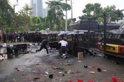 Brimob Turun, Polisi Pukul Mundur Mahasiswa dengan Water Canon di DPR