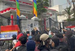 Demo Bandung Hari Ini Memanas! Massa Terobos Kawat Berduri di Gedung DPRD Jabar<