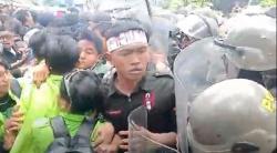 Demo Hari Ini di Semarang Ricuh, Sejumlah Mahasiswa Dievakuasi ke Rumah Sakit<