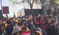 Demo di Makassar Hari Ini Memanas, Ribuan Mahasiswa Terobos Gerbang DPRD Sulsel<