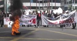 Demo Hari Ini di Medan, Massa GMNI Kepung Kantor Wali Kota Hadiahi Bobby Bebek