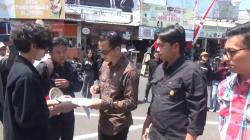 Temui Demonstran, Anggota DPRD Jember: Putusan MK Final dan Mengikat <