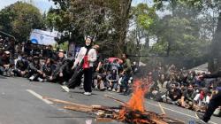 Demo Hari Ini di Bandung, Massa Mahasiswa Berpakaian Serba Hitam Bergerak Lawan Tirani<