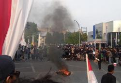 Demo Hari Ini di Solo, Massa Mahasiswa Bakar Ban hingga Jalan Mundur