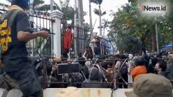 Demo Ricuh, Aksi Massa Berhasil Jebol Pagar Gedung DPR 