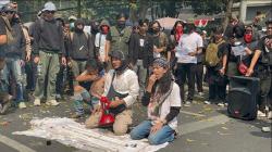 Demo Mahasiswa di Bandung Tolak Revisi UU Pilkada Diwarnai Aksi Debus hingga Bakar Ban