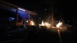 Massa Tolak Revisi UU Pilkada Bakar Halte di Depan Kemenpora