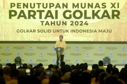 Penampilan Presiden Jokowi Pakai Kemeja Full Kuning, Gabung Partai Golkar?