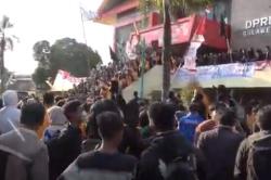 Update Demo Hari Ini di Makassar, Ribuan Mahasiswa Duduki Gedung DPRD Sulsel<