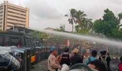 Demo Tolak RUU Pilkada di Gedung DPR, Polisi Pukul Mundur Mahasiswa Pakai Water Cannon