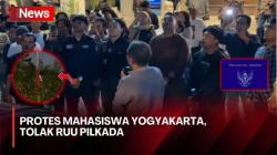 Peringati Darurat Demokrasi, Mahasiswa Yogyakarta Turunkan Bendera Setengah Tiang