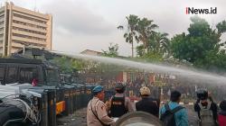 Polisi Tembakkan Water Canon dan Gas Air Mata usai Massa Aksi Terobos Gedung DPR
