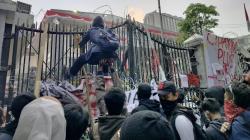 Gunakan Tali Tambang Besar, Demonstran Berupaya Kembali Robohkan Pagar Kompleks DPRD Jabar<