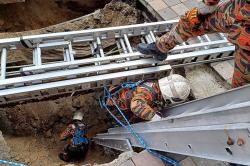 Heboh Perempuan Tertelan Lubang Menganga di Jalan Masjid India Malaysia 