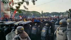 Ricuh Demo Tolak RUU Pilkada di Malang, 2 Polisi dan 3 Wartawan Luka Kena Lemparan Batu