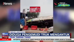 Detik-Detik Truk Terguling di Bekasi akibat Sopir Mengantuk