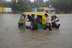 Banjir Rendam Jalanan di India Setelah Diguyur Hujan Deras