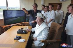 Ekspresi Kim Jong Un Nonton Drone Korea Utara Hancurkan Tank