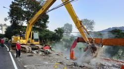 Satpol PP Kembali Tertibkan Lapak PKL Liar di Jalur Puncak Bogor