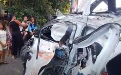 Pintu Pelintasan Tak Ditutup, Toyota Yaris Ringsek Tertabrak Kereta Api di Pasuruan