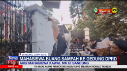 Aksi Kawal Putusan MK di Bandung, Mahasiswa Buang Sampah ke Gedung DPRD Jabar