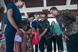Cegah Stunting, Dinas Perikanan Badung Beri Paket Olahan Ikan untuk Warga Desa Baha<