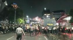 Detik-Detik Ricuh Demo Semarang, Polisi Tembakkan Gas Air Mata hingga Massa Kocar-kacir<
