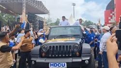 Pasangan HDCU Naik Jeep Rubicon Daftar ke KPUD Sumsel, Dikawal Ribuan Pendukung