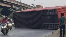 Kecelakaan di Jalan Cakung-Cilincing, Kontainer Lepas hingga Tutupi Jalan