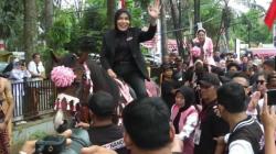 Naik Kuda ke KPU, Fitrianti Agustinda dan Nandriani Daftar Pilkada Kota Palembang