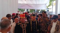 YSK-JVM Kenakan Baju Adat Daftar ke KPU Sulut, Diantar Lautan Massa Pendukung<