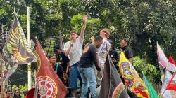 Momen Bule Ikut Orasi Demo Ojol di Patung Kuda: Ojol Sukses!