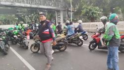 Massa Demo Ojol Mulai Berkumpul, Jalan Medan Merdeka Barat Ditutup