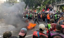 Protes Tarif Layanan, Massa Ojek Online Bakar Ban di Patung Kuda