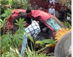 Minibus Ringsek Tertabrak Kereta Api di Dekat Kampus Unila, 2 Luka-Luka<