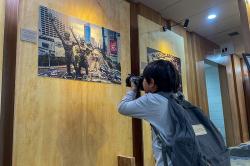 Antusiasme Pengunjung Melihat Pameran Foto Sayonara Jakarta 